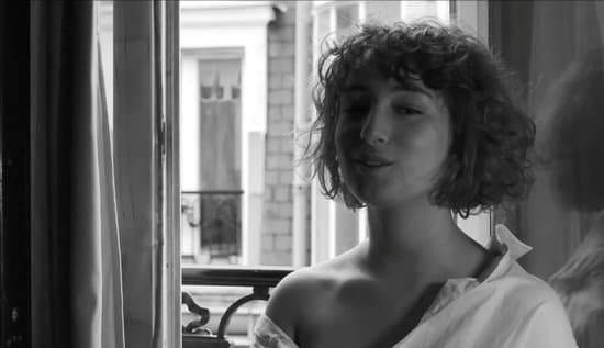 La chanteuse Ellinor dans un extrait du clip "By The Seaside" - KAO MAG
